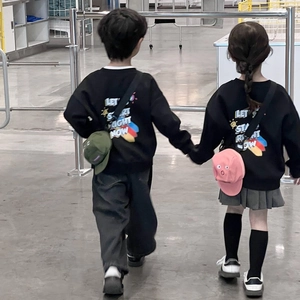 Rückansicht von schwarzen Kinder-Sweatshirts mit bunten Lettern und hutförmigen Umhängetaschen