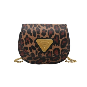 Sac bandoulière tendance imprimé léopard avec chaîne dorée et emblème métal