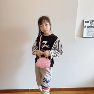 Sac à bandoulière matelassé rose avec motif cœur pour petites filles et style minimaliste