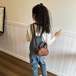 Sac à main marron pour fille en similicuir avec matelassage cœurs et bandoulière chic