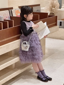 Détail d'un mini sac à main pailleté argenté avec bandoulière pour la mode enfantine