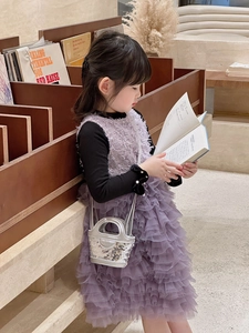 Mannequin fille portant un mini sac à paillettes argentées avec robe en tulle violette