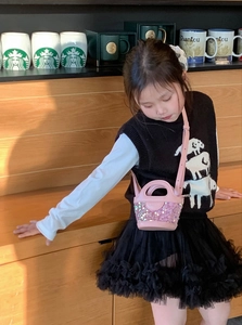 Fillette en gilet tricoté noir avec mouton et mini sac seau rose orné de paillettes