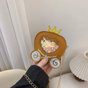 Detail der glitzernden Herz-Fenster und Kronen-Applikation an der Kürbis-Kutschen Tasche