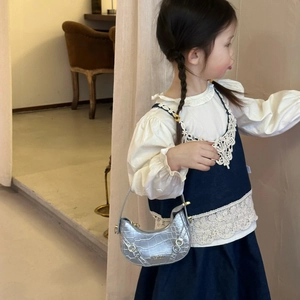 Borsa a tracolla argento per bambina con motivo a coccodrillo e logo moda in metallo
