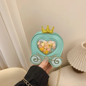 Detail der mintgrünen Kürbis-Kutschen-Tasche mit Glitzerkrone und Herz-Shaker