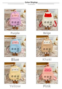 Dettaglio di vari colori dello zaino gatto con simpatiche gambe di bambola di peluche