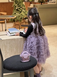 Détail du sac seau à paillettes irisées violettes avec robe de soirée enfant