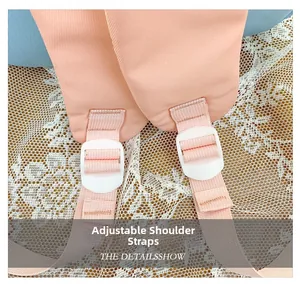 Dettaglio degli spallacci imbottiti regolabili su uno zaino rosa per bambini