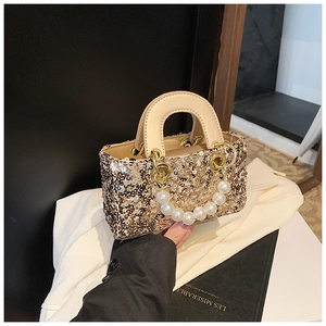 Detail of sequin mini bag featuring pearl chain and gold glitter finish for girls