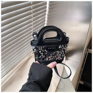 Détail d'un mini sac en cuir noir avec paillettes argentées et bandoulière