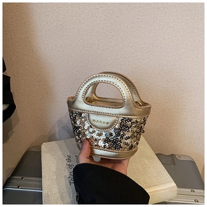 Détail d'un sac à main à paillettes champagne doré avec fermeture éclair métallique