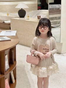 Mini sac à main rose gaufré avec cardigan en tricot beige et robe à motif de cœur