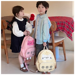 Zaini a forma di gatto rosa e beige indossati da bambini in un ambiente accogliente