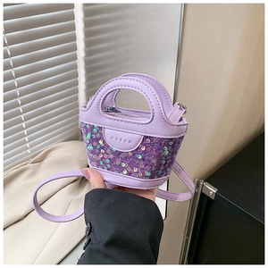 Détail du mini sac à main à paillettes violet clair avec logo MADAN et bandoulière