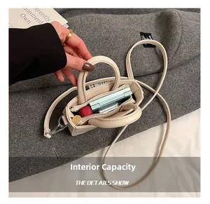 Vue détaillée du mini sac à main en PU montrant la capacité et le design de rangement