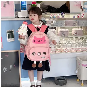 Dettaglio dello zaino gatto rosa con ciondoli a gambe di peluche 3D per bambini
