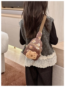 Detailansicht der süßen Capybara-Plüschfigur an einer braunen Canvas-Brusttasche für Kinder