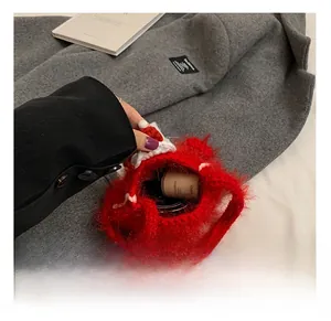 Vue détaillée de la capacité interne du sac sapin de Noël en crochet rouge fait main