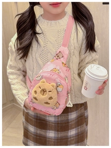 Rosa Kinder-Brusttasche mit süßem Capybara-Plüschkopf und Cartoon-Prints