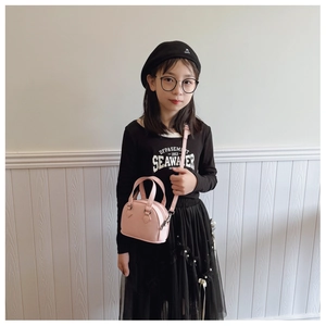 Pink shell-shaped mini handbag for girls featuring lychee texture and removable strap