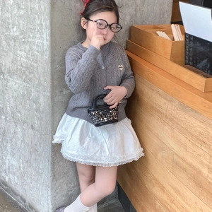 Ensemble cardigan gris en tricot avec patch cœur et jupe tutu en dentelle blanche