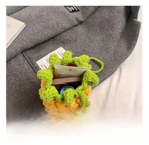 Détail du sac ananas au crochet montrant la texture tricotée et le cordon