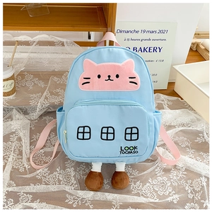 Dettaglio dello zaino azzurro con gatto, zampe di peluche 3D e tasche laterali pratiche
