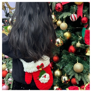Détails de la sacoche de Noël au crochet rouge avec charme de Père Noël et grelots