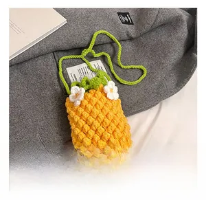 Vue détaillée du sac ananas fait main au crochet avec feuilles vertes et petites fleurs