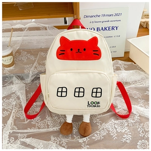 Dettaglio dello zaino gatto carino con gambe in peluche 3D e ricami su pizzo