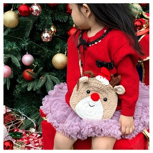 Détail du sac bandoulière renne au crochet pour enfant avec nez rouge et bonnet festif