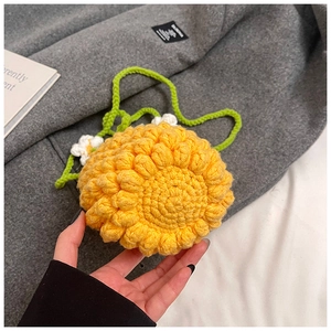 Vue détaillée du sac ananas au crochet jaune fait main avec bandoulière verte et fleurs