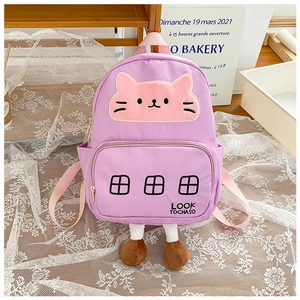 Dettaglio dello zaino gatto viola con gambe di peluche e ricami per bambini