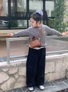 Style enfant avec mini sac en cuir marron et cardigan gris en maille torsadée