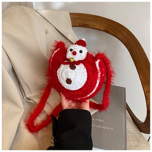 Détails de la texture tricotée d'un sac à bandoulière bonhomme de neige fait main pour enfant