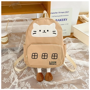 Dettaglio del ricamo a gatto e gambe di peluche sullo zaino per bambini in tela
