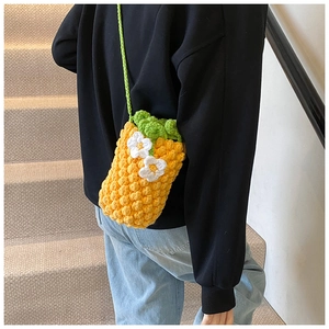 Détail du sac à bandoulière ananas crocheté à la main avec texture 3D jaune et feuilles vertes