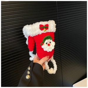 Détail du sac enfant Père Noël crocheté à la main avec nœud rouge et bordure peluche