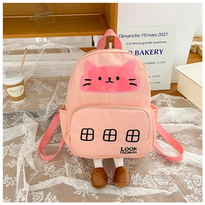 Dettaglio dello zaino gatto rosa con gambe 3D e baffi ricamati per bambini