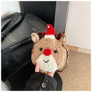 Détail d'un sac bandoulière renne fait main au crochet pour enfants avec clochette festive