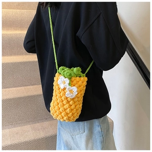 Détail du sac à bandoulière mignon en crochet d'ananas avec décor de fleurs et feuilles
