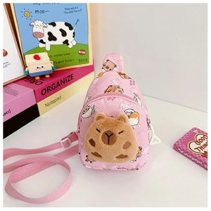 Makroansicht der rosa Kinder-Umhängetasche mit 3D-Plüsch-Capybara und Cartoon-Drucken