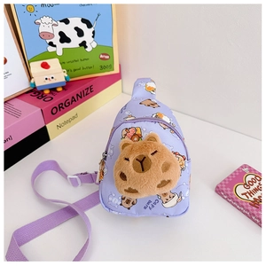 Detail der lila Kinder-Umhängetasche mit Plüsch-Capybara und verstellbarem Riemen