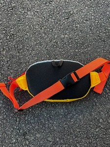 Panneau arrière en maille noire respirante et sangle orange réglable pour sac enfant
