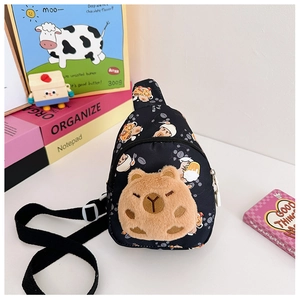 Detail der schwarzen Kindertasche mit Plüsch-Capybara-Kopf und süßen Cartoon-Mustern