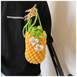 Détail macro du sac seau ananas crocheté à la main montrant la texture du point