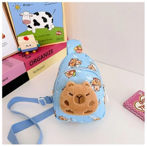 Detail der blauen Kinder-Brusttasche mit 3D-Plüsch-Capybara-Tasche und süßen Tiermotiven