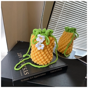 Détail de sac bandoulière ananas crocheté à la main avec textures tissées jaunes
