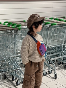 Tenue enfant vintage avec haut rayé, pantalon cargo et sac de poitrine coloré